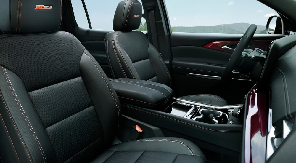 Black leather seating in a 2025 Chevy Traverse Z71.