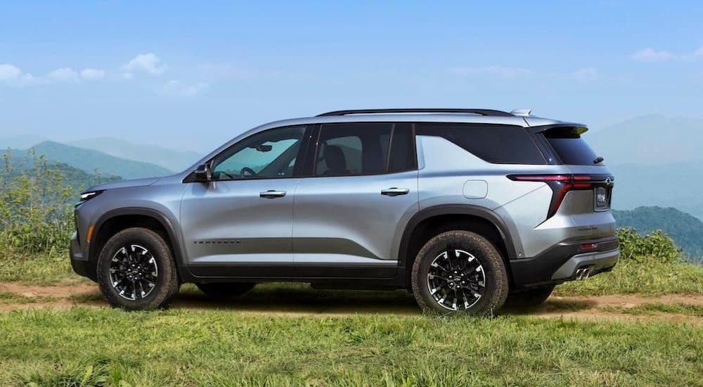 A silver 2025 Chevy Traverse for sale near Leon Valley from the side.