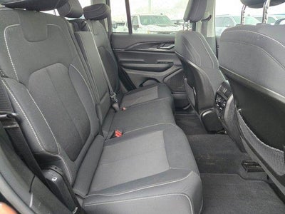 2023 Jeep Grand Cherokee Laredo 4x2