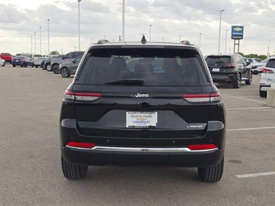 2023 Jeep Grand Cherokee Laredo 4x2