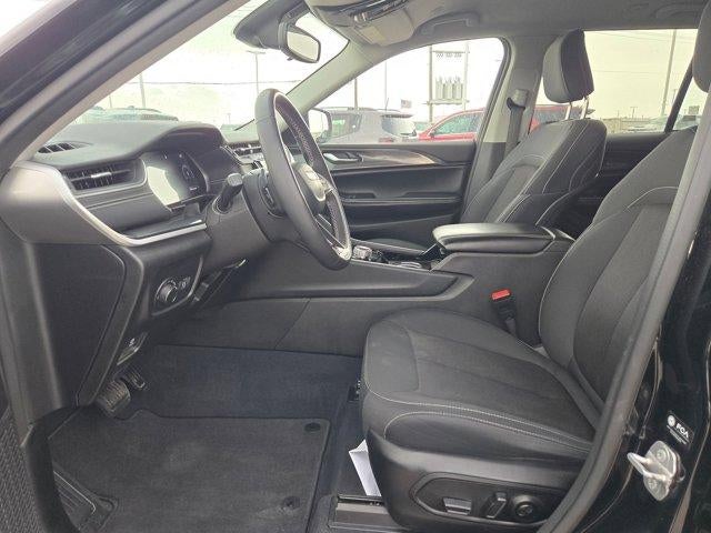 2023 Jeep Grand Cherokee Laredo 4x2