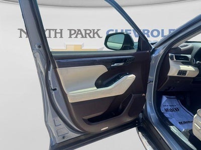 2022 Toyota Highlander Hybrid Platinum