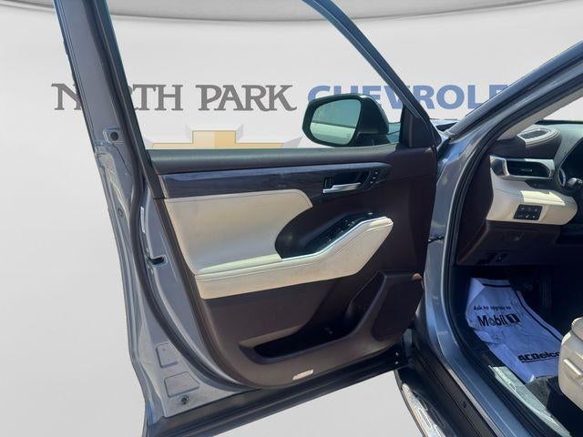 2022 Toyota Highlander Hybrid Platinum