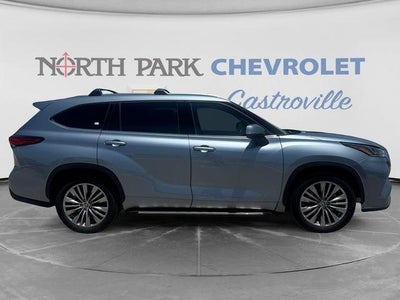 2022 Toyota Highlander Hybrid Platinum