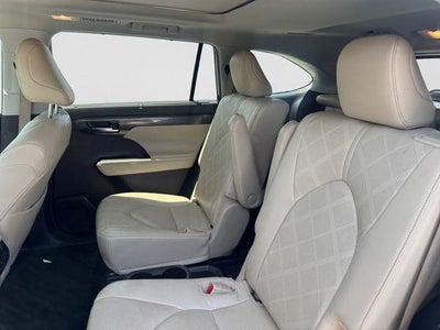 2022 Toyota Highlander Hybrid Platinum