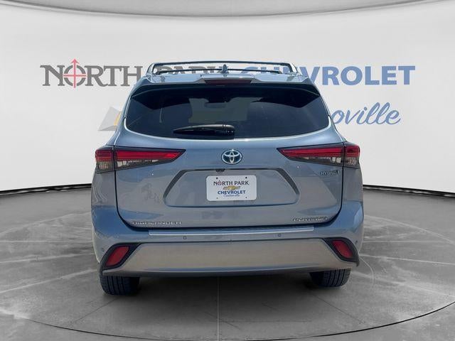 2022 Toyota Highlander Hybrid Platinum