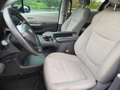 2022 Toyota Sienna LE
