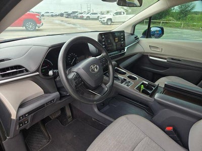 2022 Toyota Sienna LE