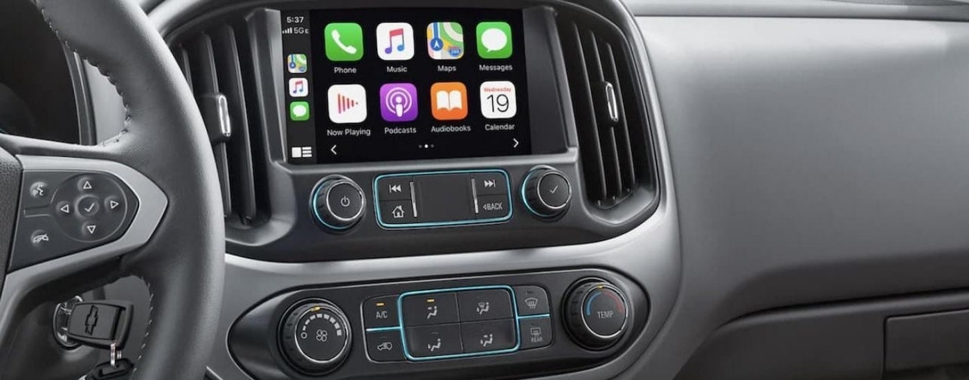 The grey interior and infotainemt screen in a 2022 Chevy Colorado.