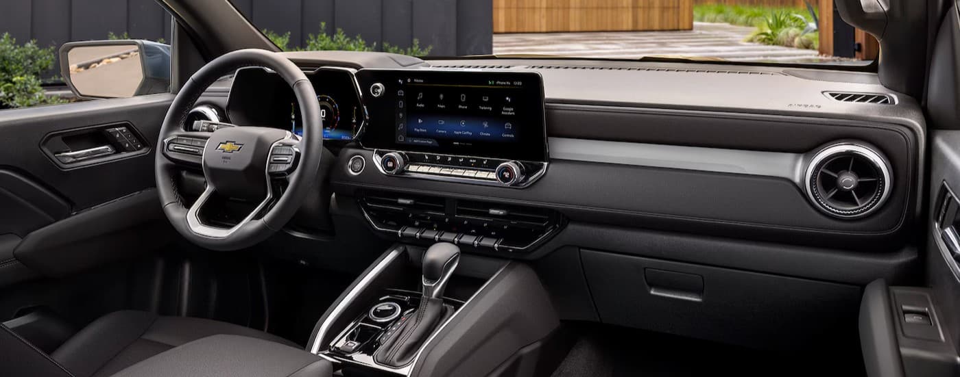 The black dash in a 2025 Chevy Colorado.