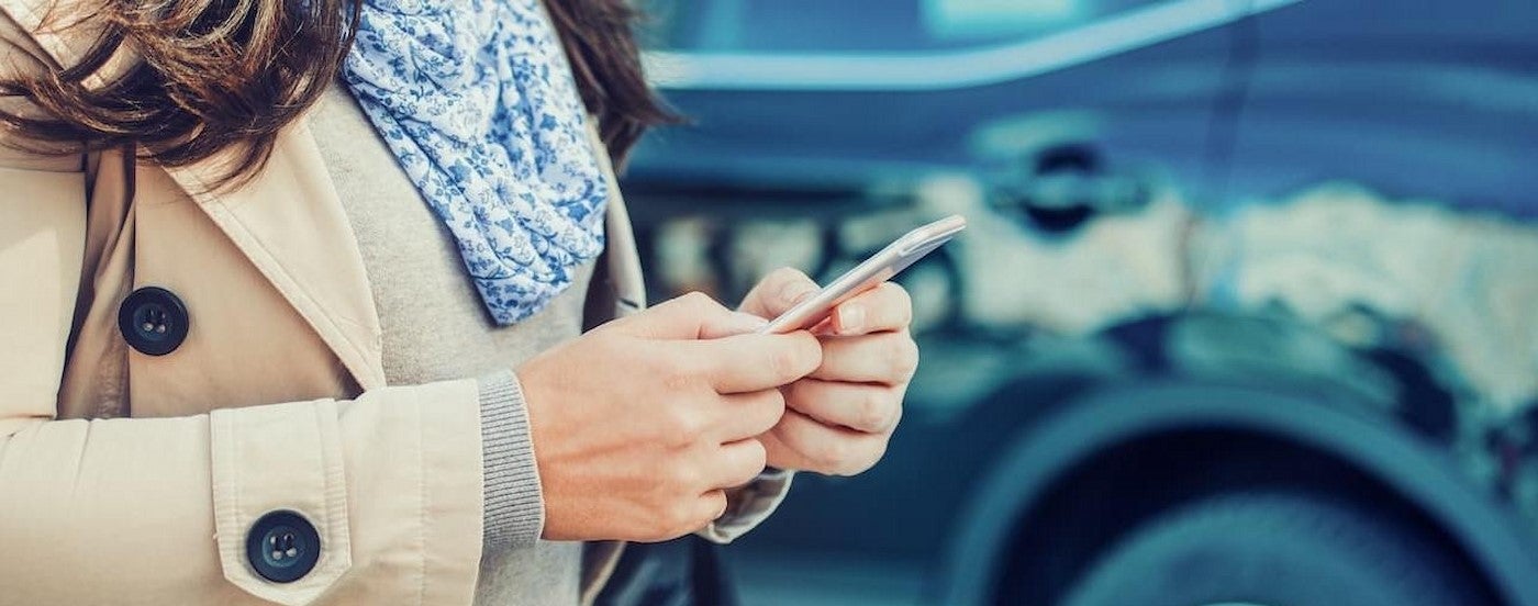 A person holding a cellphone.